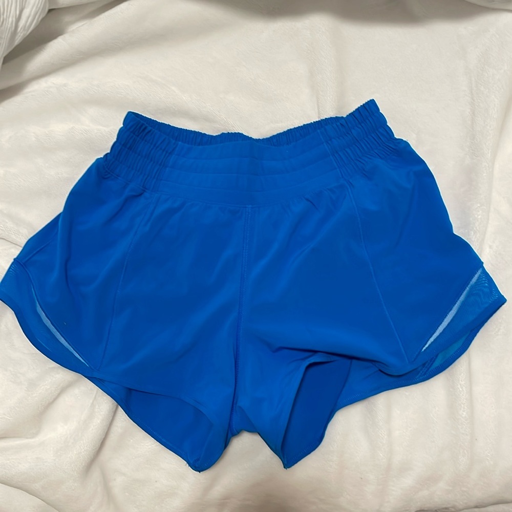 Lululemon 2.5 inseam Hotty Hot low rise shorts poolside